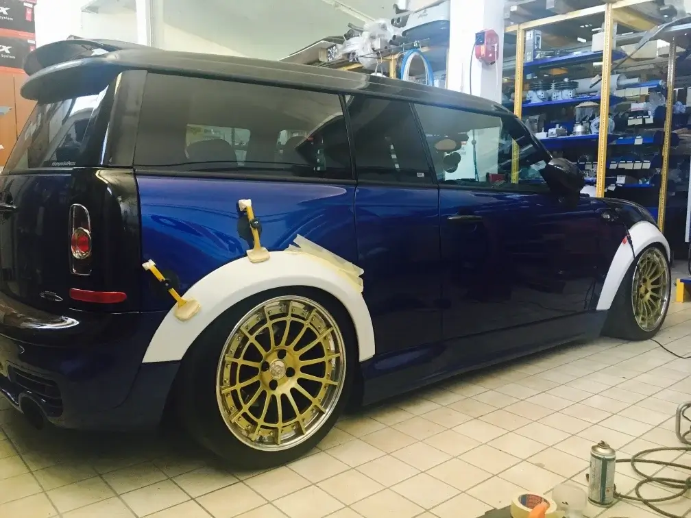 Wide Arches in Unpainted Carbon Fiber - MINI R55 / R56 / R57 / R58 / R59 - Image 4